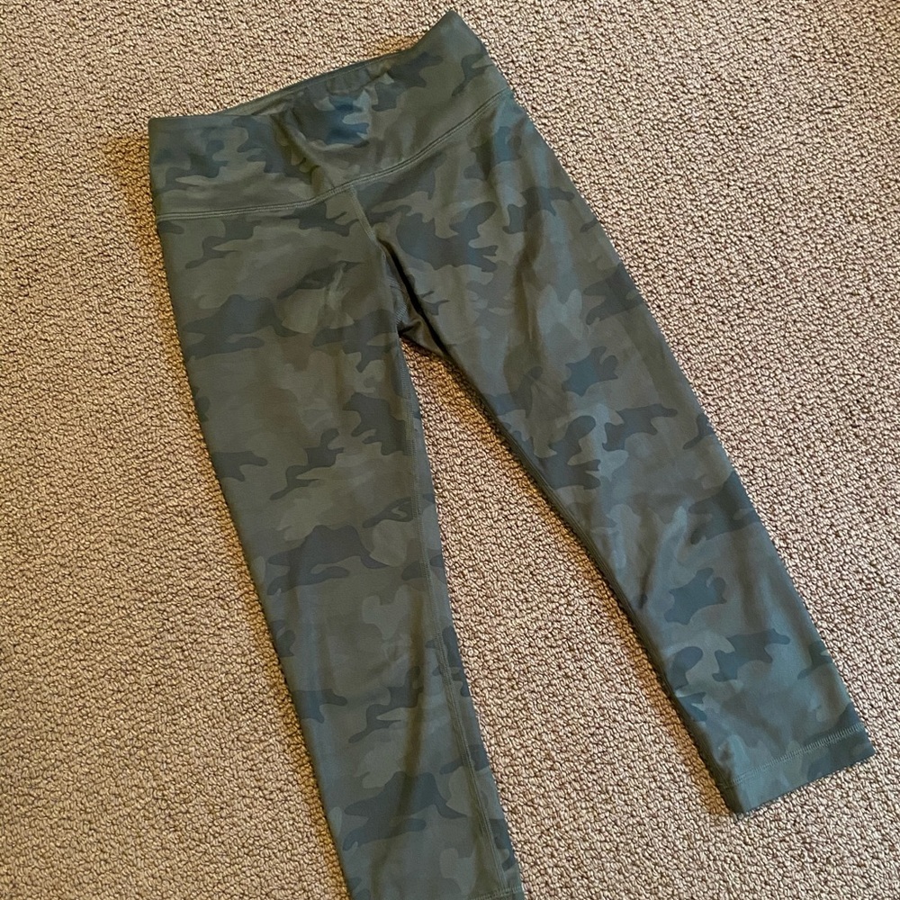 Lululemon low-rise camo cropped leggings